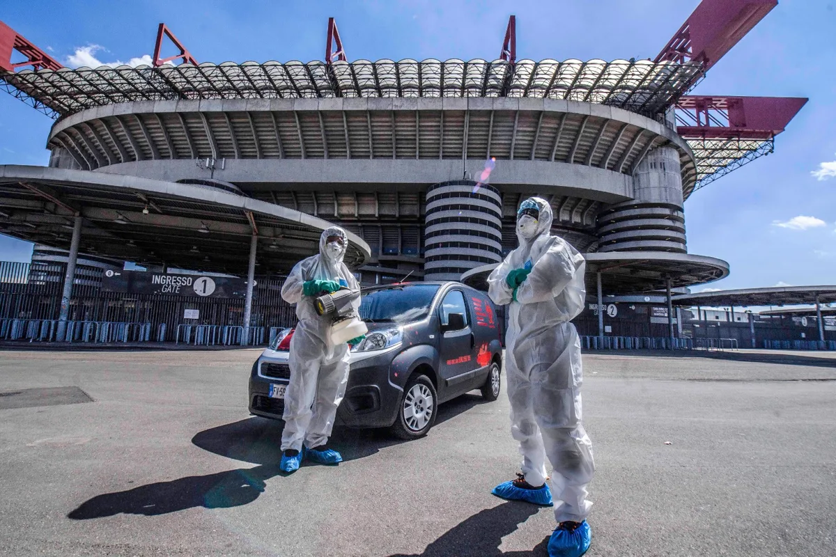 Team Biohazard Experts con dispositivi di protezione e veicolo operativo a Milano